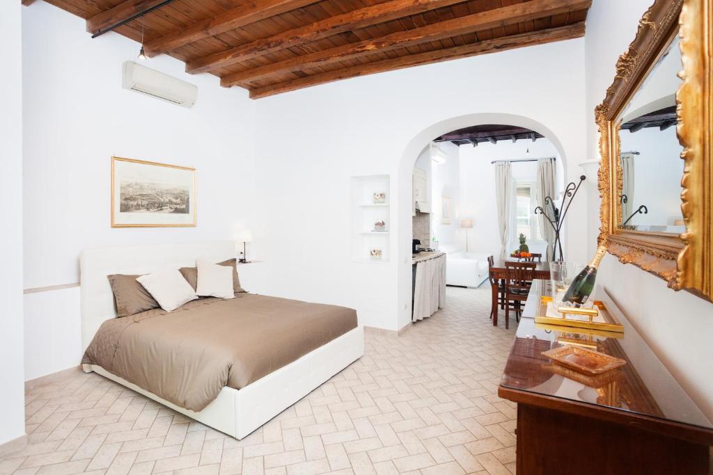 ローマにあるTritone 91 Apartmentsのベッドルーム(ベッド1台、デスク、鏡付)
