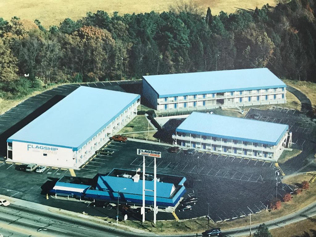 an overhead view of two buildings with blue roofs at Flagship Inn in Petersburg