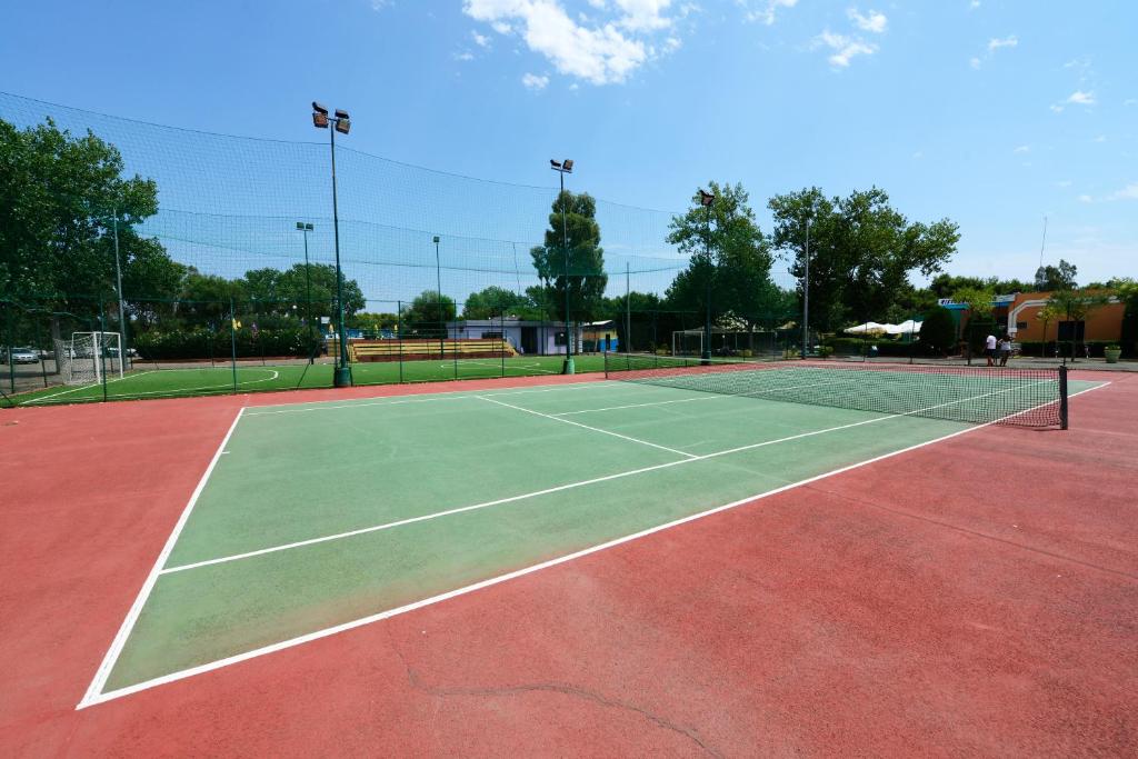 Tenis a/nebo squash v ubytování Villaggio Le Palatine nebo okolí