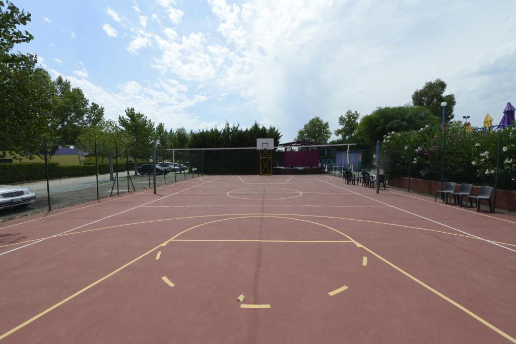 Tenis a/nebo squash v ubytování Villaggio Le Palatine nebo okolí