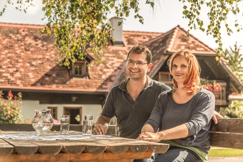 een man en een vrouw aan een tafel bij Zehna Hube in Semriach