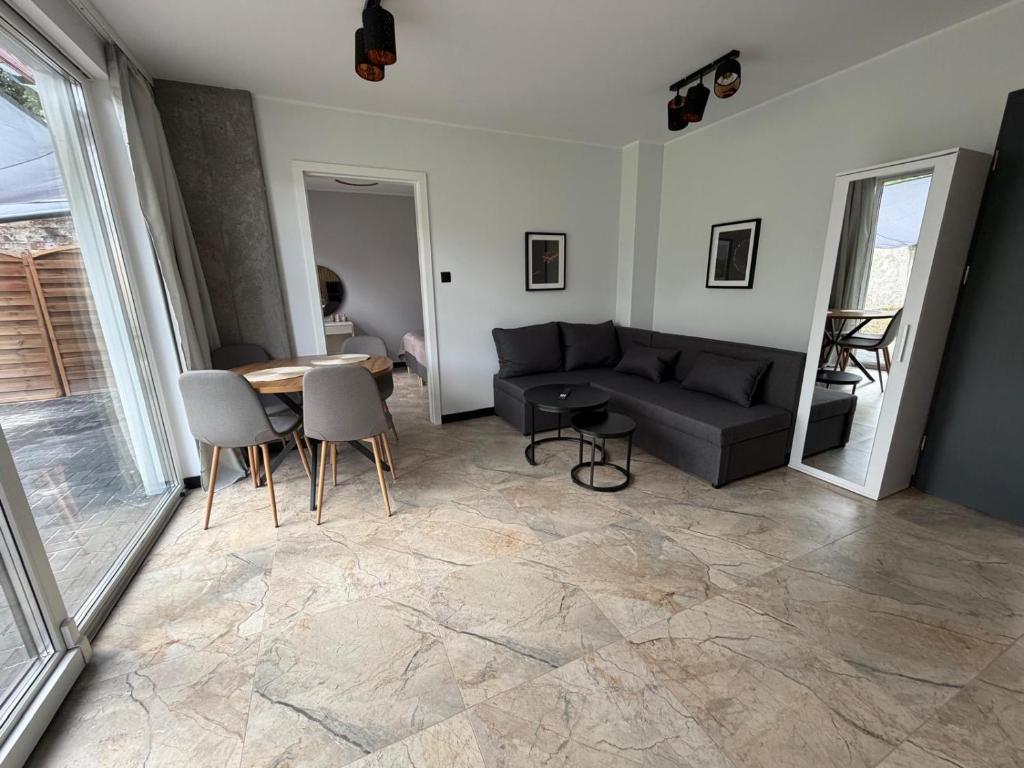 ein Wohnzimmer mit Sofa und Tisch in der Unterkunft Guben Wohnungen Sunny 2 in Guben
