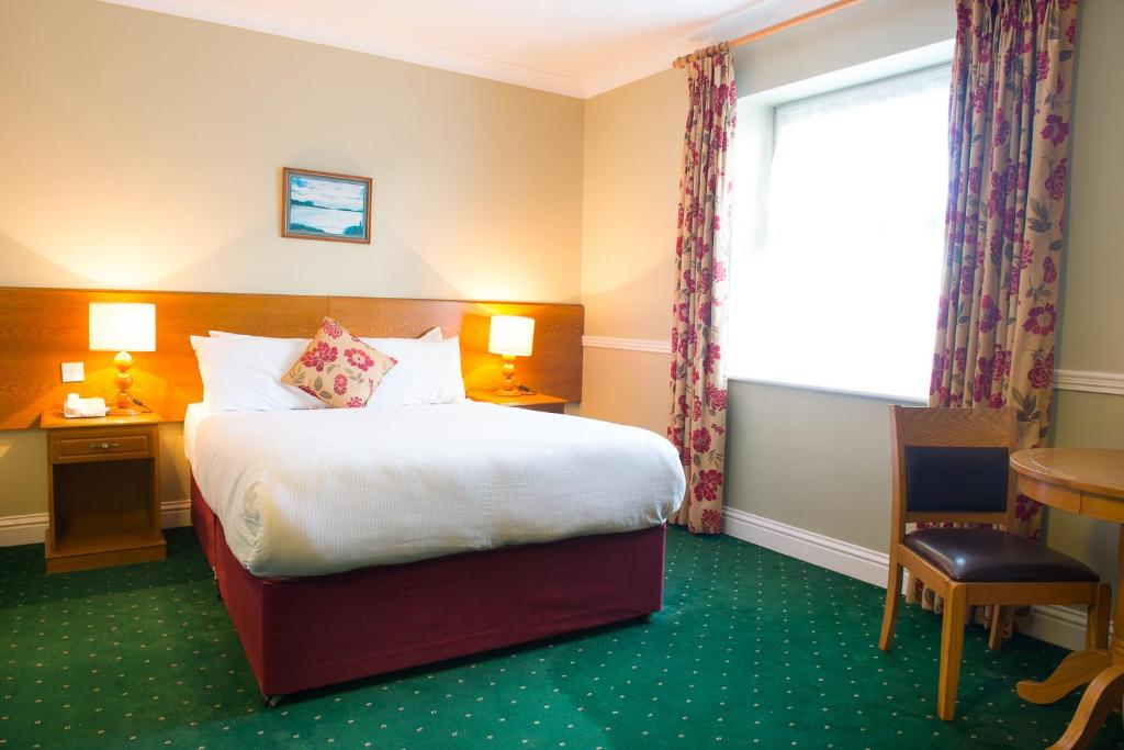 Postel nebo postele na pokoji v ubytování Tralee Benners Hotel