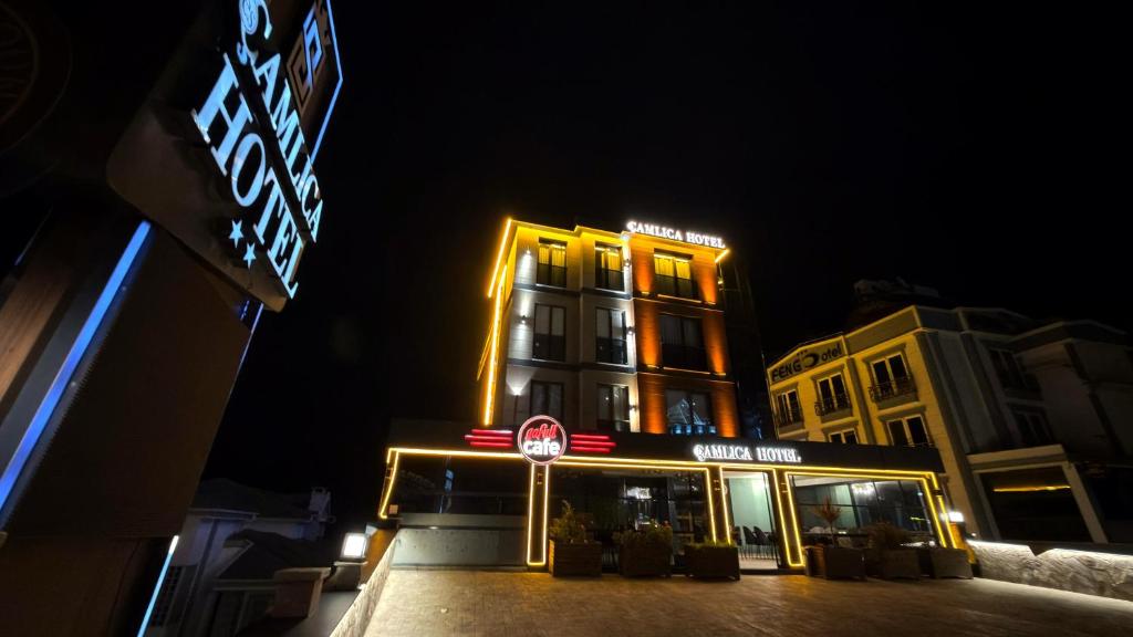 ein Gebäude mit einem Schild davor bei Nacht in der Unterkunft Çamlıca Hotel in Pelitli