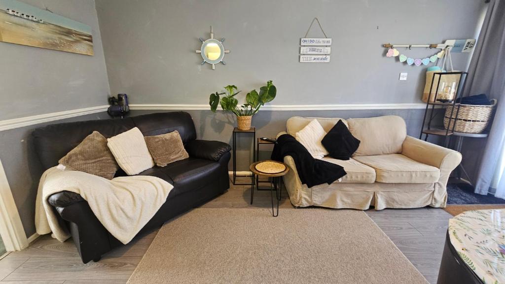 a living room with two couches and a couch at Netty's Retreat in Hemsby