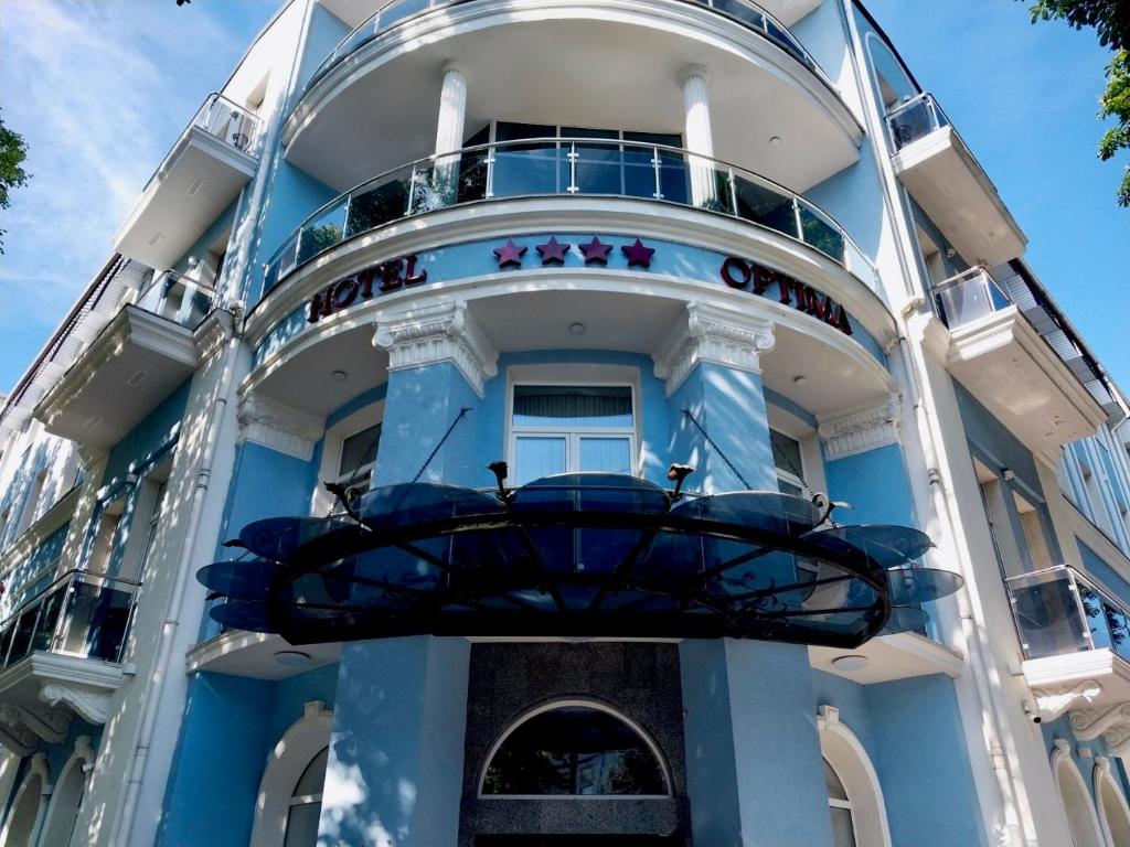 ein großes blaues Gebäude mit einem drehbaren Balkon in der Unterkunft Optima Collection Khmelnytskyi in Chmelnyzkyj