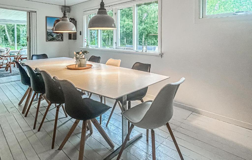 a dining room with a table and chairs at 2 Bedroom Awesome Home In Hasle in Hasle