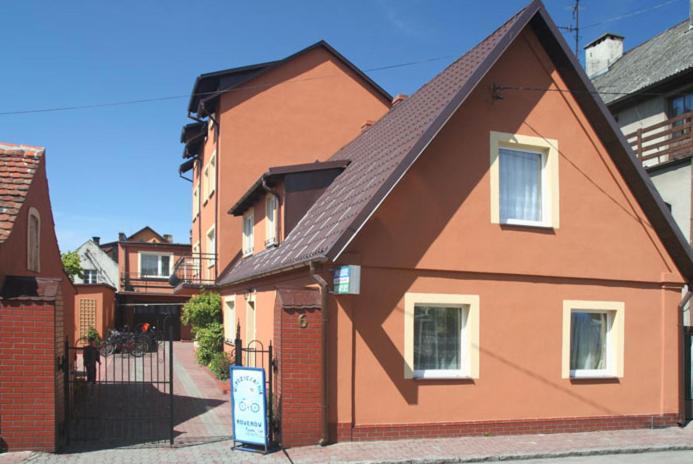 ウェバにあるMałgorzata 2の黒屋根の大きなオレンジ色の家