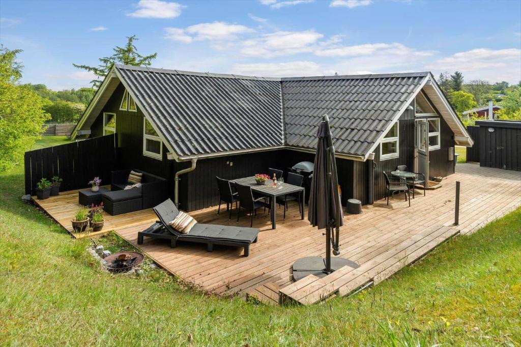an overhead view of a house with a wooden deck at 8923-Allingabro-Poppelvej-17 in Allingåbro