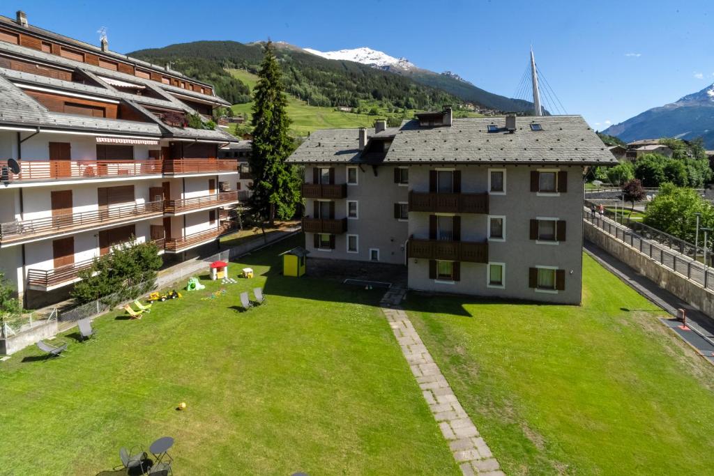 an aerial view of a building and a grassy yard at Bormiohomes - Case SteLu in Bormio