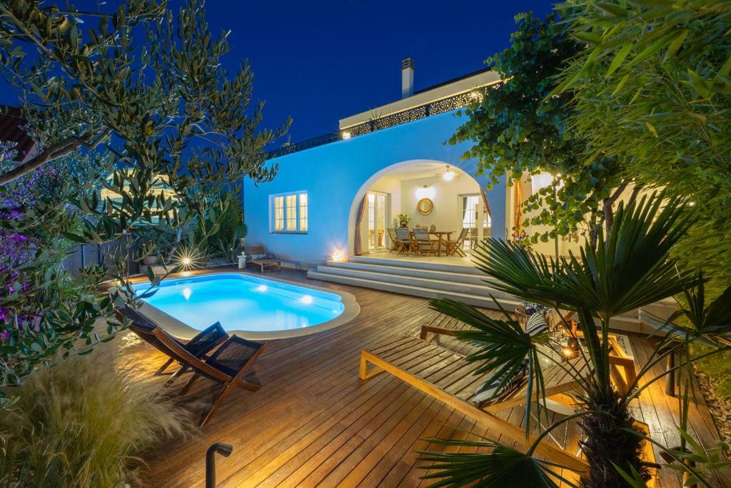 The Three Flowers Pool House - Heating pool