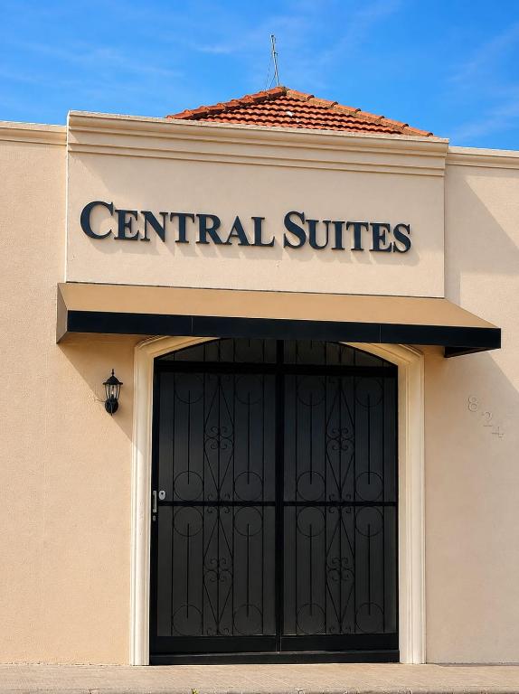 a building with a sign that reads central suites at Central Suites - Hospedagem Super Econômica in Rio Verde
