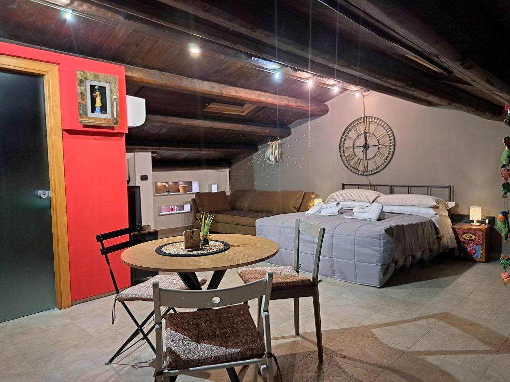 a bedroom with a bed and a table and a couch at B&B22 Gammarana - Stazione Teramo in Teramo