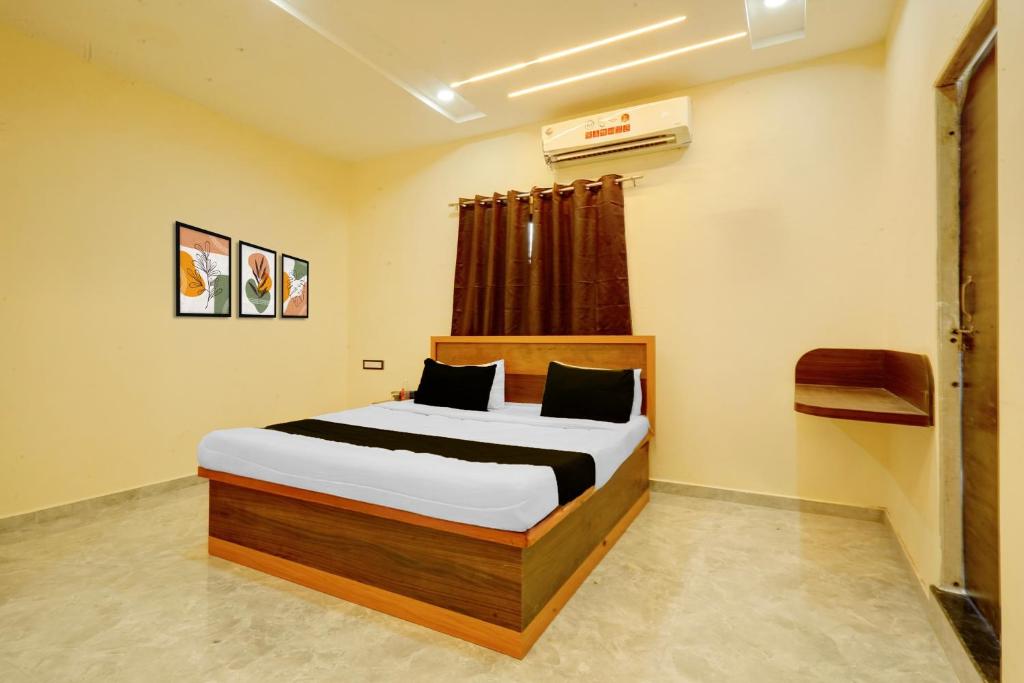 a bedroom with a bed in a room at HOTEL O VILLAGE in Rāipur