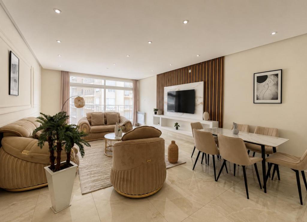a large living room with a table and chairs at Appartement Spacieux à Constantine in El Khroub