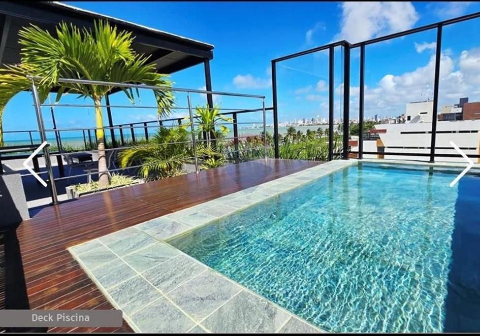 ein Schwimmbad auf dem Dach eines Gebäudes in der Unterkunft Sun Smart Prime in Cabedelo