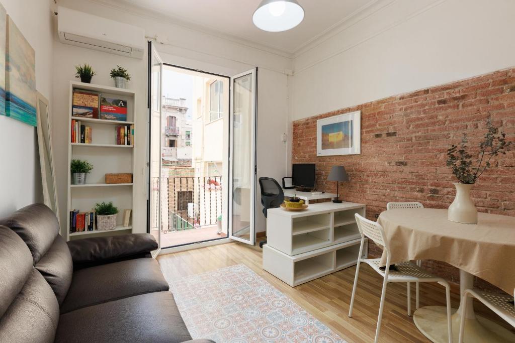 ApartEasy - Gracia Market 2bedroom with balcony
