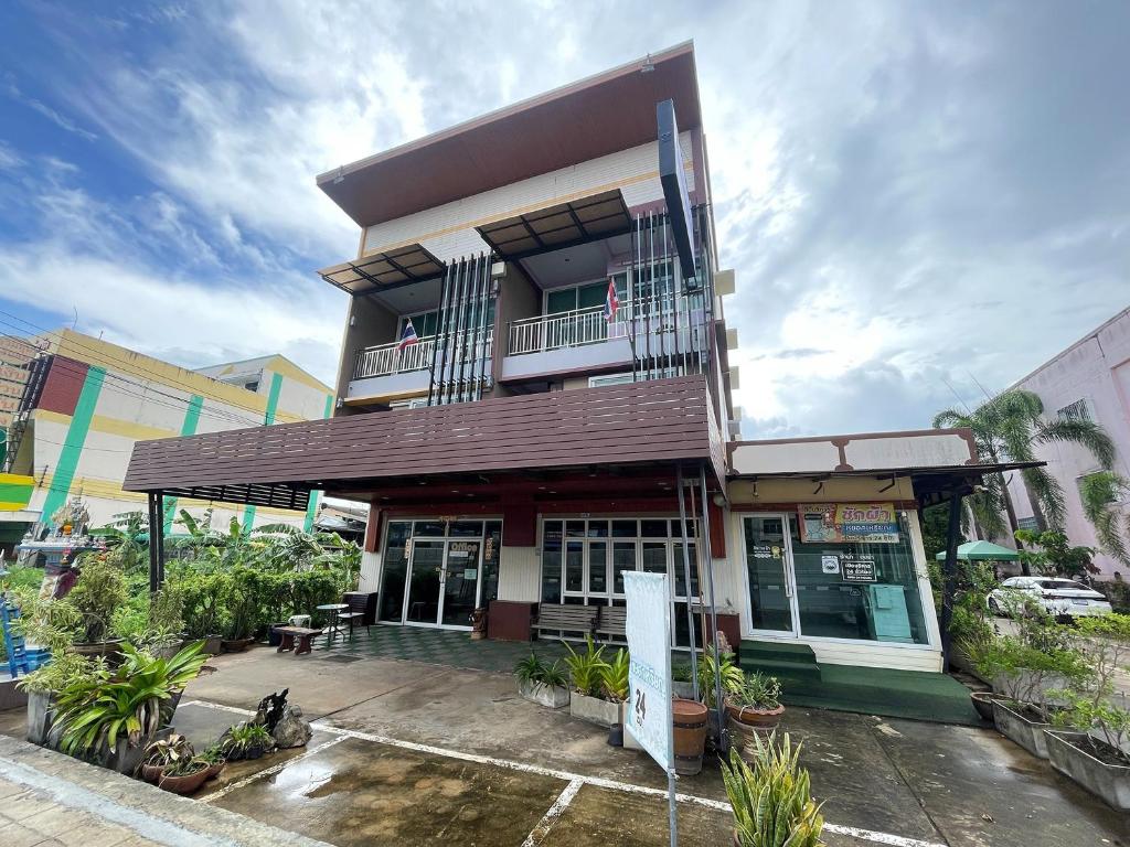 a building with a balcony on top of it at Bann Lhong Rak Krabi in Krabi