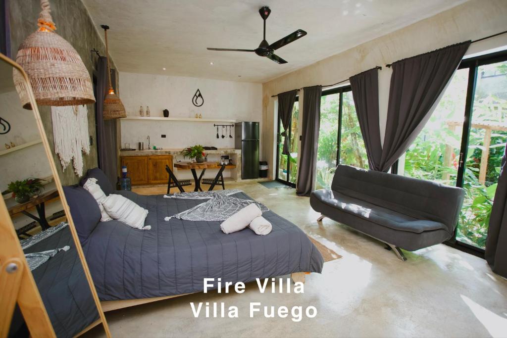 a bedroom with a bed and a couch at El Valle Villas in Santa Bárbara de Samaná