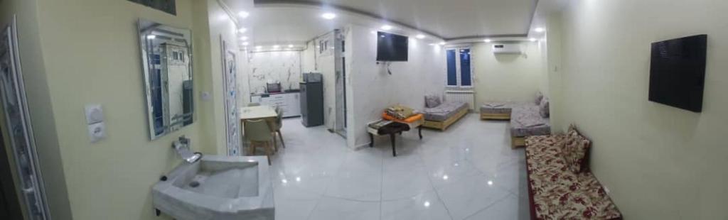 a hospital room with a tub and a sink at La perle de Sétif in Sétif
