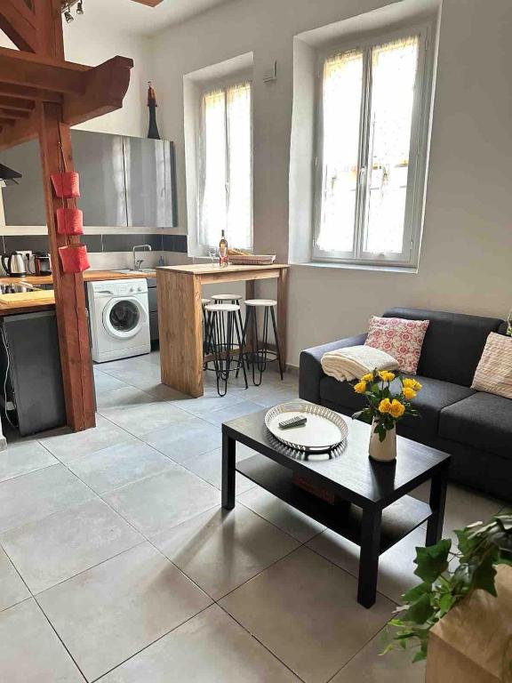 Cosy Air-Conditioned Studio in Old Antibes, Walk to Beach & Market
