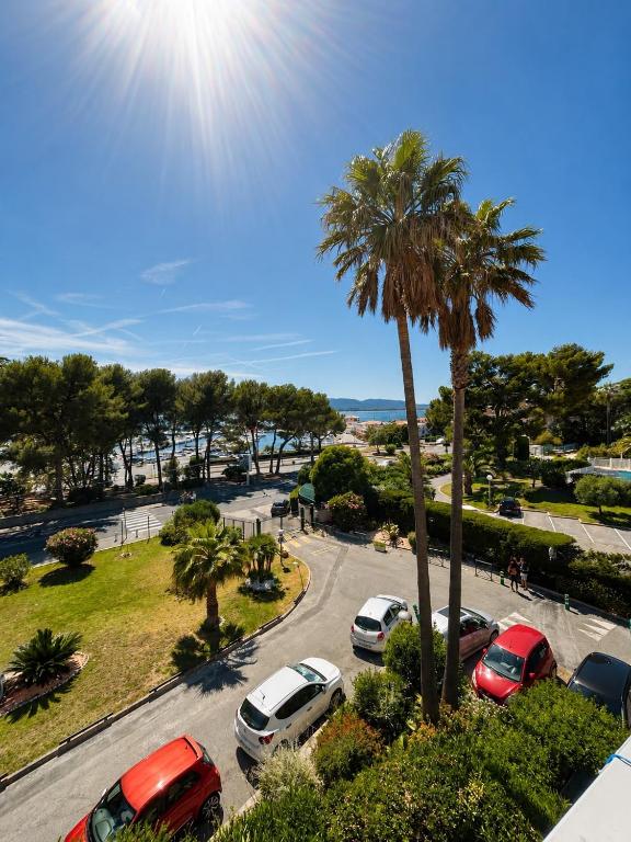 TERRASSE FACE À LA MER, proche de tout,climatisé au calme