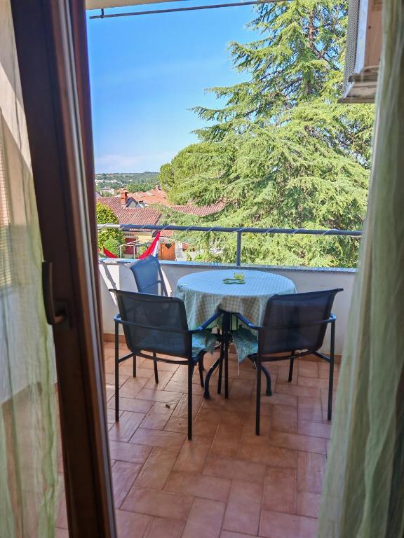 a patio with a table and chairs on a balcony at Apartment with parking in Dajla