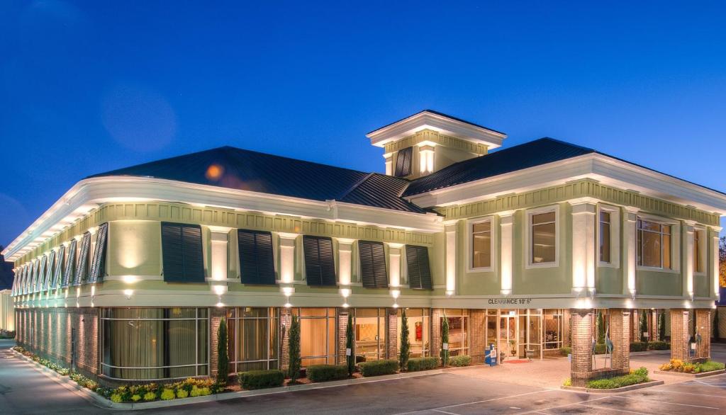 un gran edificio blanco con una torre de reloj en la parte superior en Town & Country Inn and Suites en Charleston