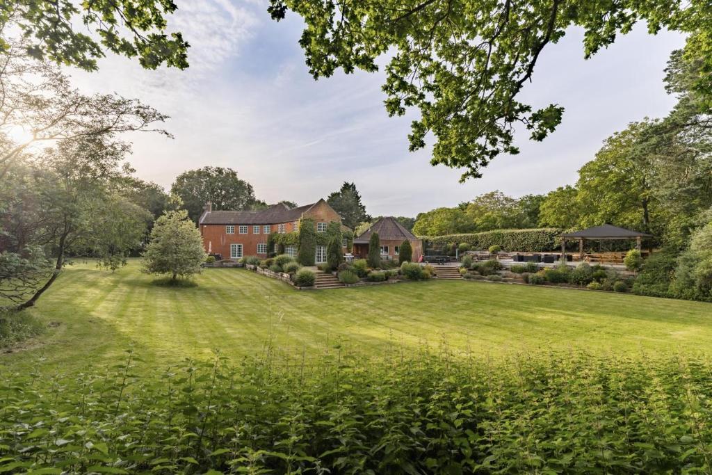 an exterior view of a house with a large yard at 7 Bed in Coltishall oc-m31936 in Coltishall