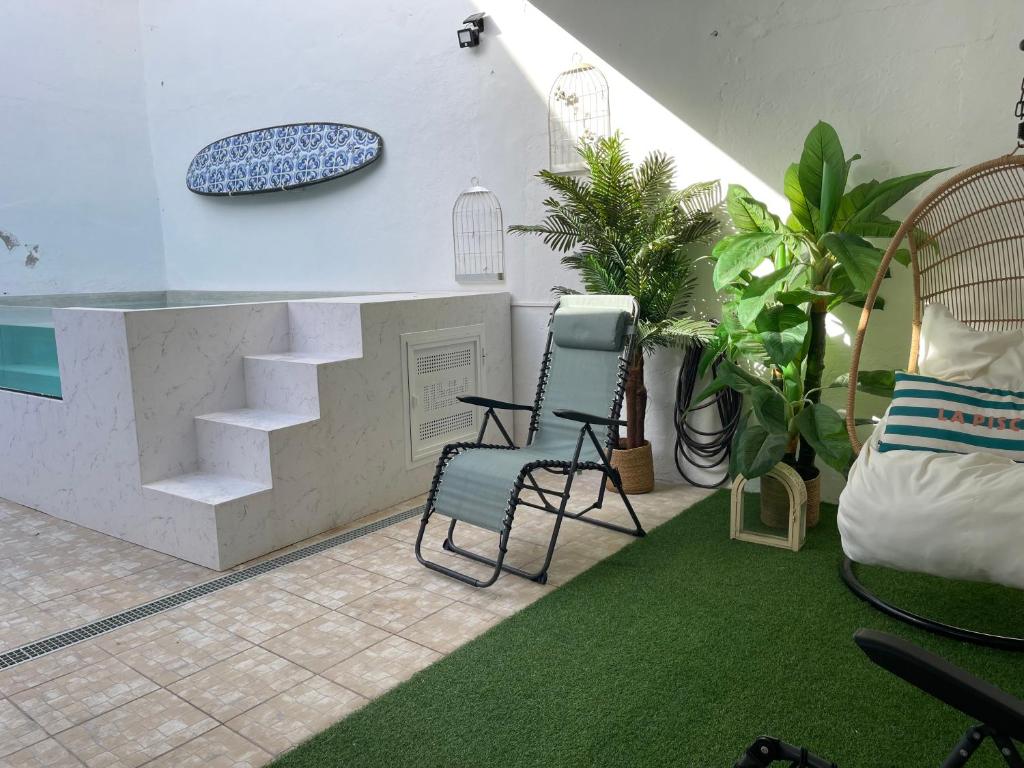 a room with two chairs and a counter with a green carpet at Catespero Sossego Villa in Reguengos de Monsaraz