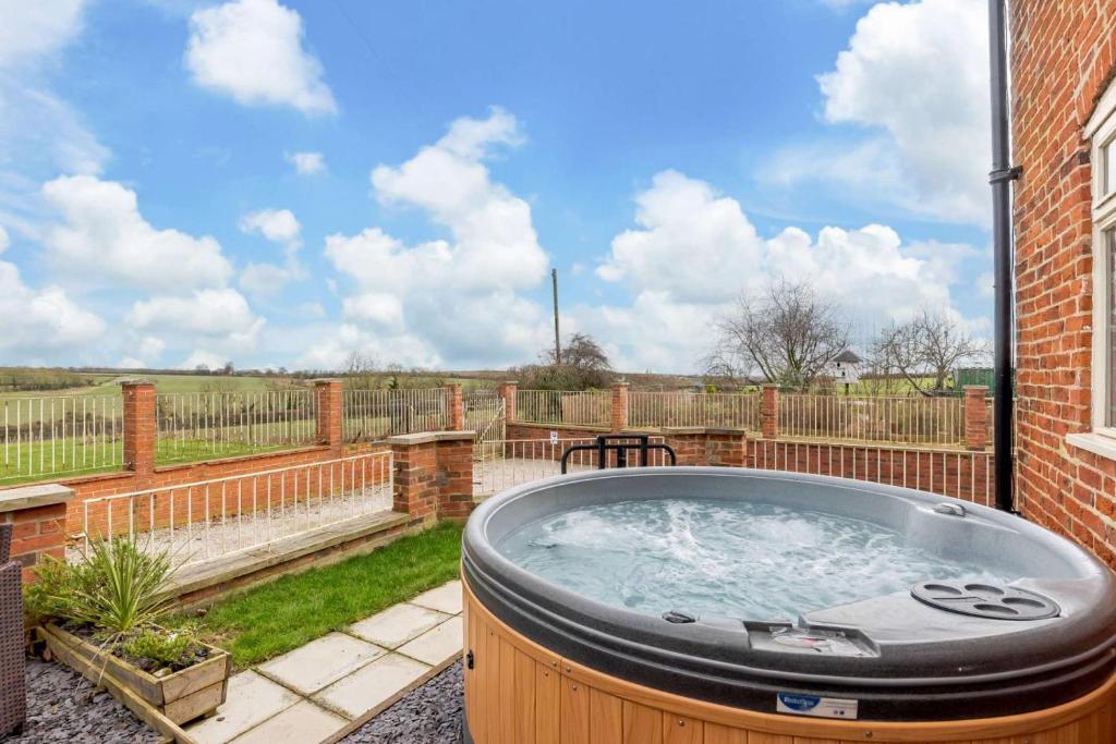 a large hot tub in a yard next to a building at 2 Bed in Newark oc-91051 in Caunton