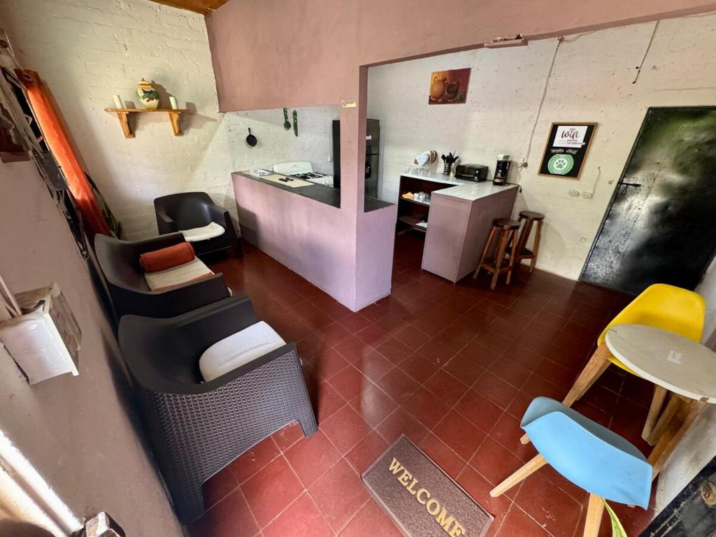 an overhead view of a kitchen with chairs and a counter at Alojamiento Blankyta in Ahuachapán