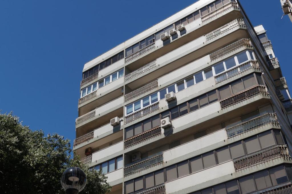 a tall building with balconies on the side of it at apartamento 2000 in Algés