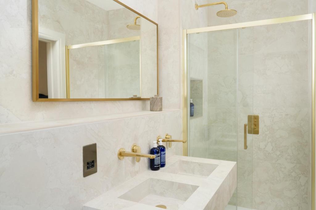 Macdonald Elmers Court Resort - 