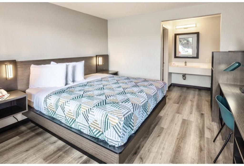 Motel 6-Carlsbad, CA - East Near LEGOLAND - 