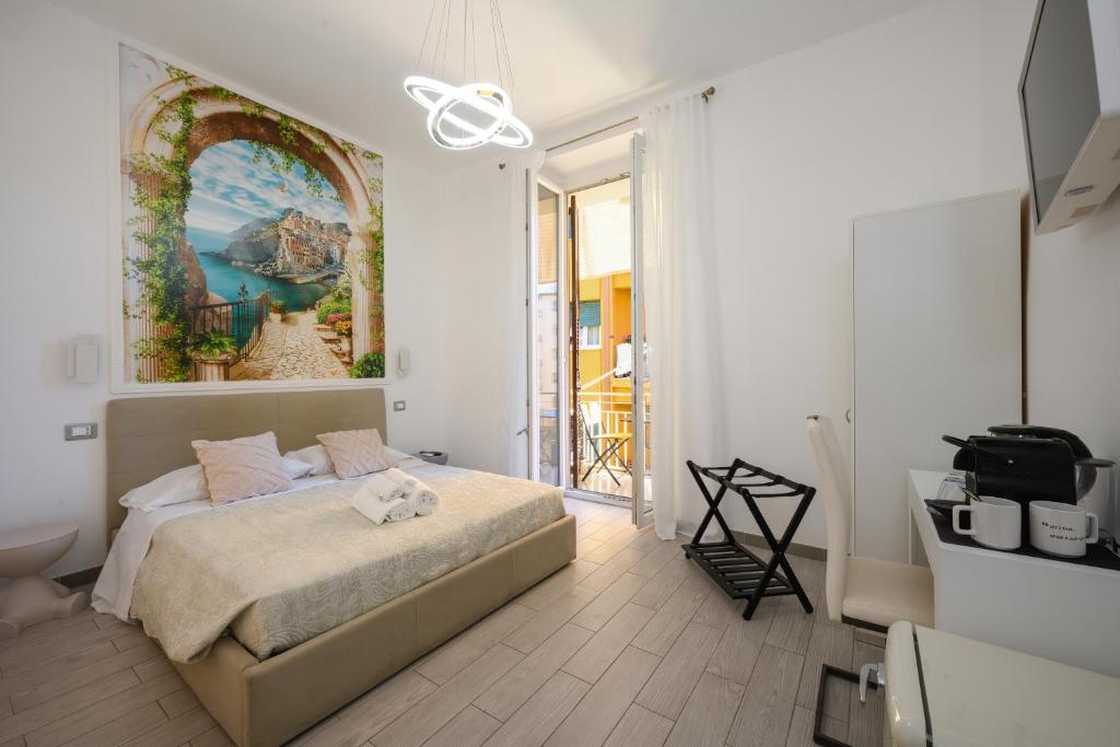 a bedroom with a bed and a painting on the wall at SpeziAMo Rooms in La Spezia