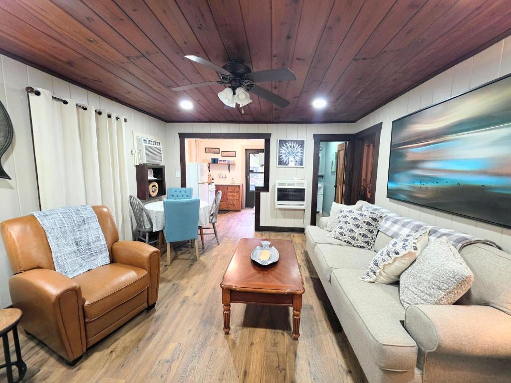 a living room with a couch and a ceiling fan at #09 - Large Lakeview One Bedroom- Pet Friendly in Hot Springs
