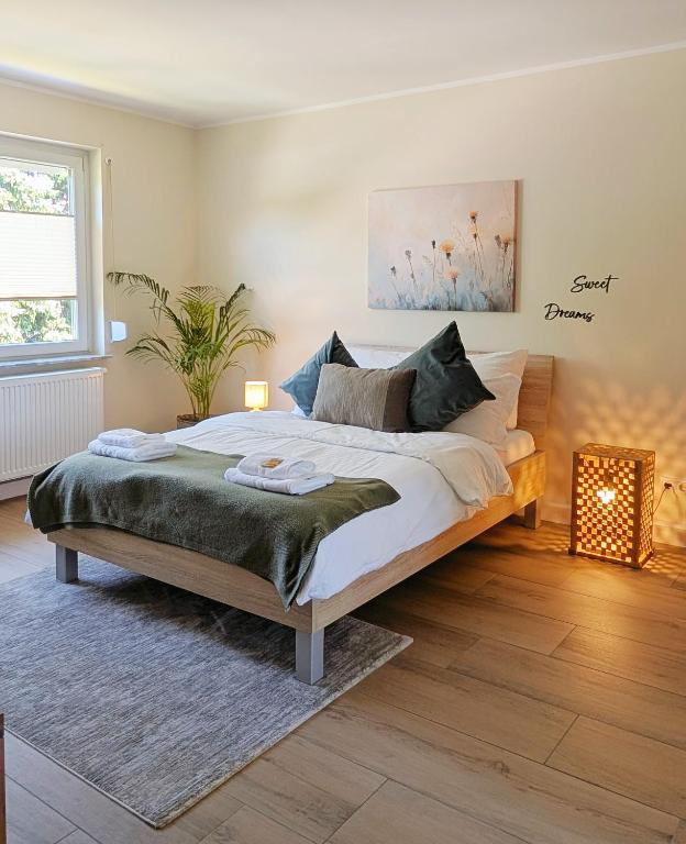 a bedroom with a large bed in a room at Stadtwohnung mit Flair in Recklinghausen
