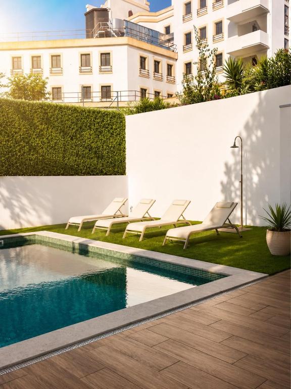 Central Living & Pool