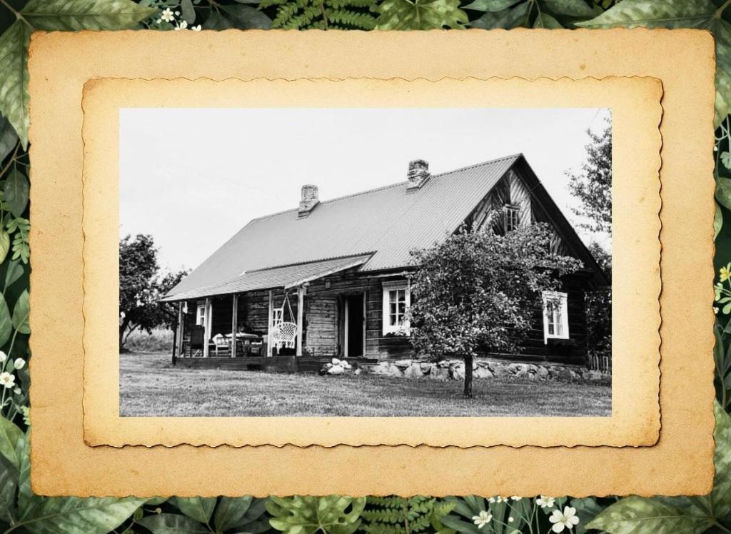 a black and white photo of a house at Pirkia Miške in Kazitiškis