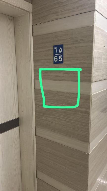 a door with a green sign on it at مكتب للايجار in Ma‘ābīlah