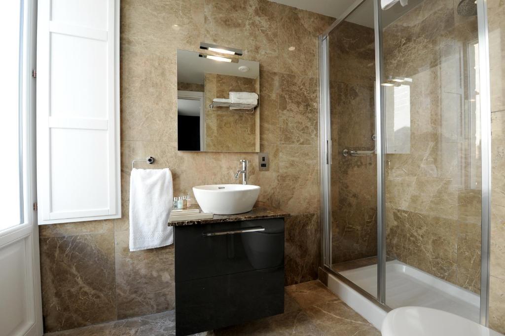 een badkamer met wastafel en douche bij The Manoel Boutique Hotel in Valletta