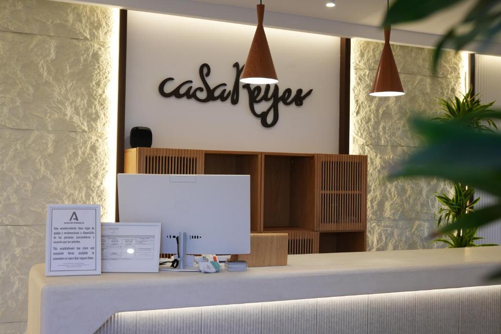 an office with a desk with a computer on it at Casa Reyes El Palmar in El Palmar