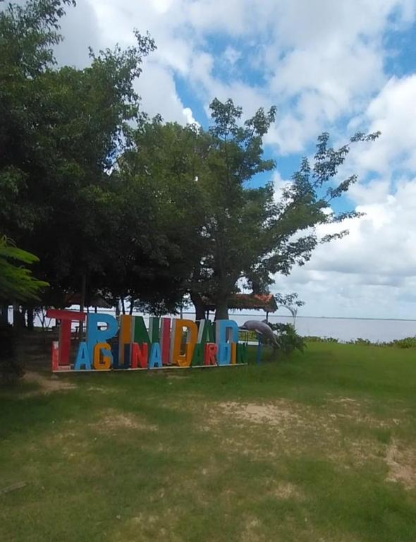 ein Schild für einen Spielplatz auf einer Wiese mit Bäumen in der Unterkunft L J in Trinidad