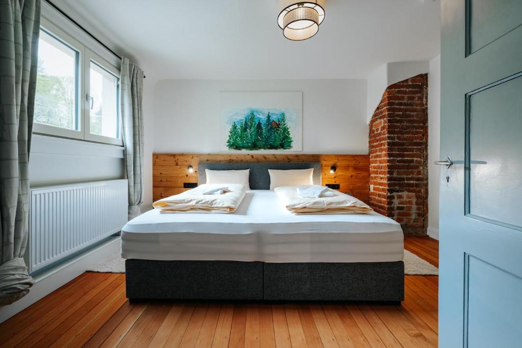 a bedroom with a large bed in a room at Frisch sanierte Wohnung mit zwei Schlafzimmern in historischem Baudenkmal in Feldberg