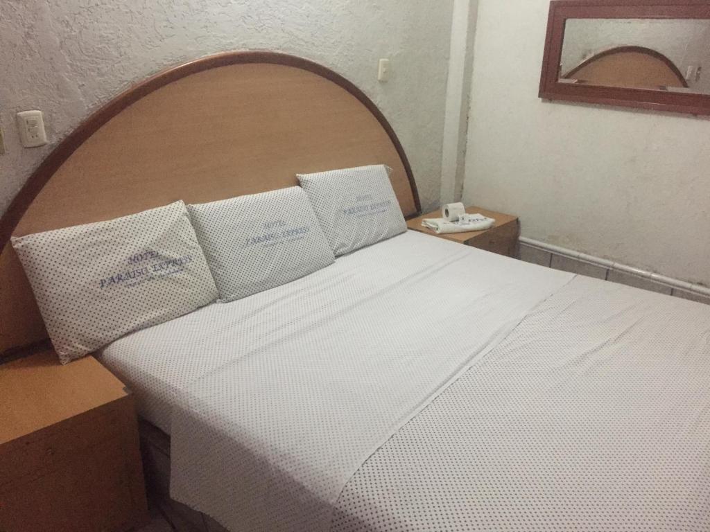 Una cama con dos almohadas encima. en Hotel Paraiso Express en Veracruz