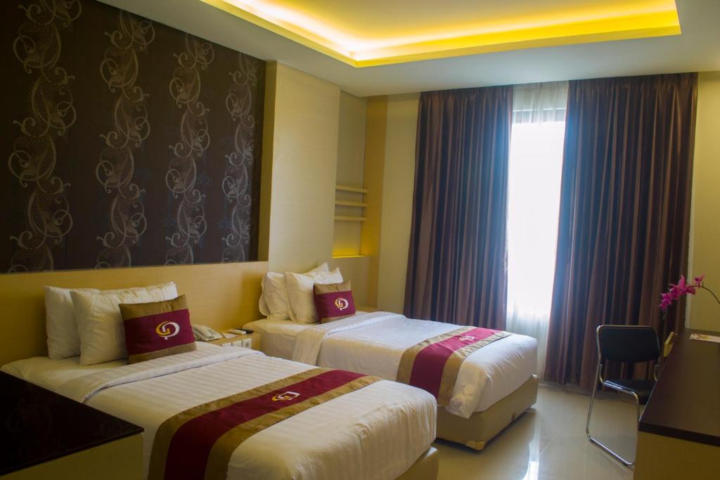 Postel nebo postele na pokoji v ubytování Grand Parama Hotel