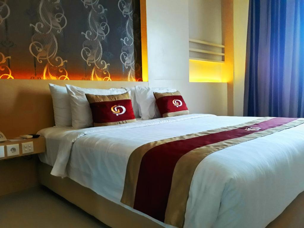 Postel nebo postele na pokoji v ubytování Grand Parama Hotel