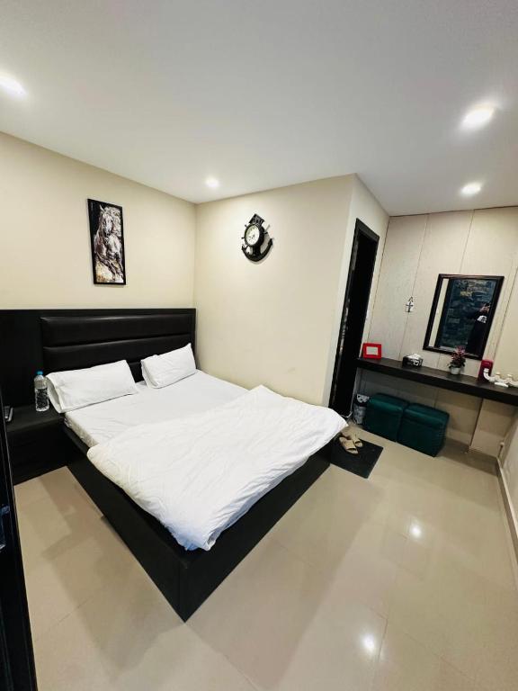 a bedroom with a large bed with white sheets at Apartment In Ayubia in Naka