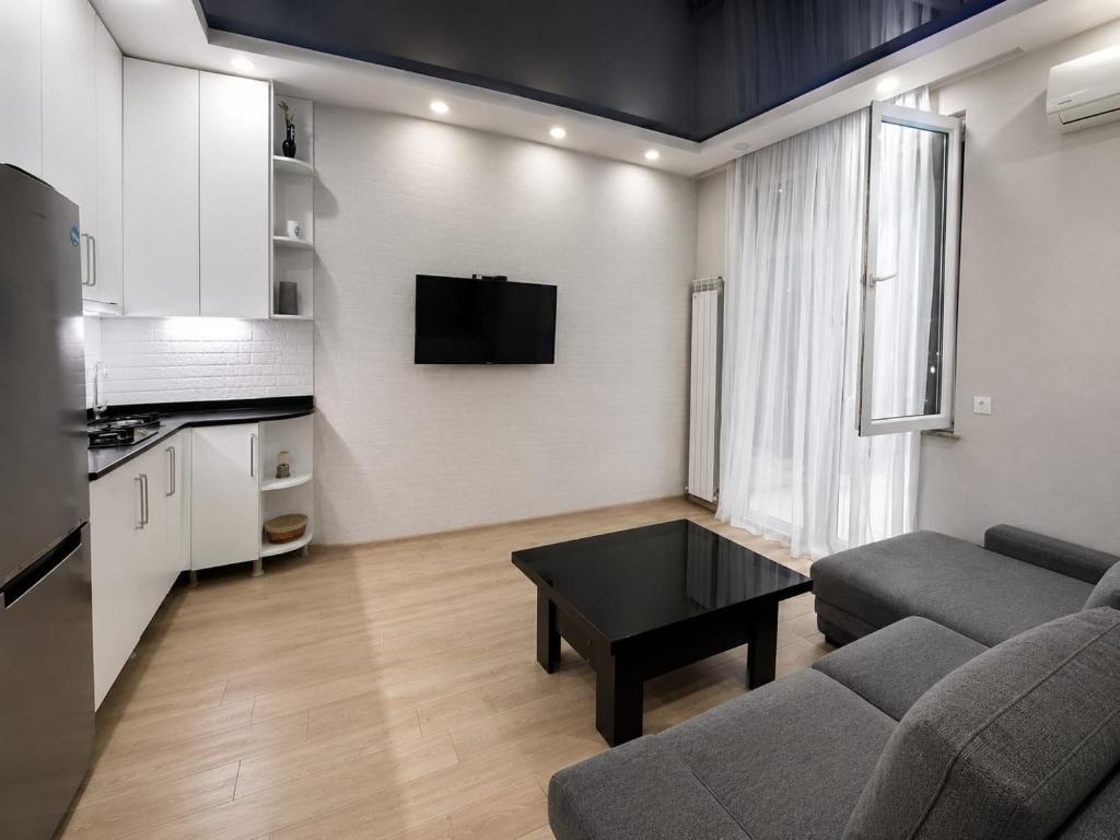 a living room with a couch and a table at Cozy apartment in Angisa